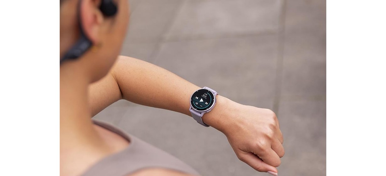 Person looking at Garmin vivoactive 5 on wrist