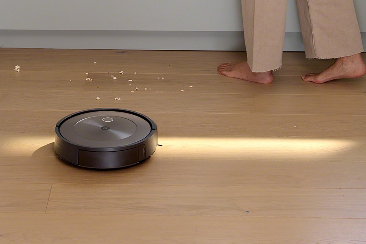 Roomba j9+ cleaning kitchen floor