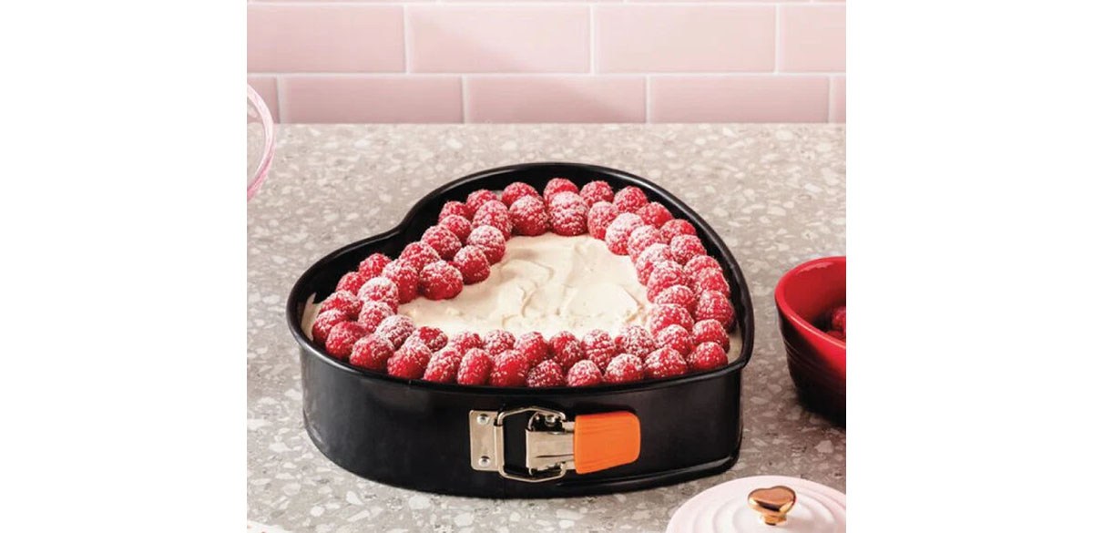 Le Creuset Nonstick Metal Bakeware Heart Springform Pan