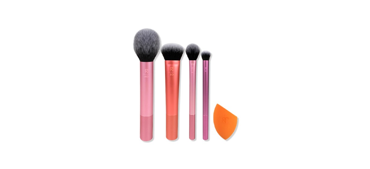 A set of 4 makeup brushes and a makeup sponge