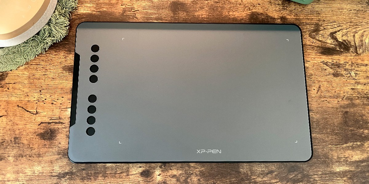 XP PEN Deco 01 on wooden background